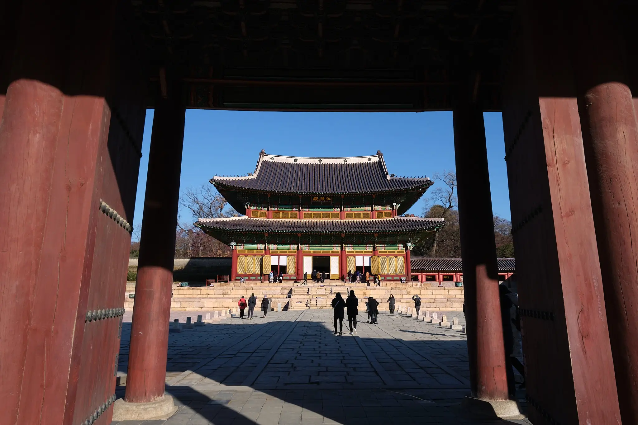 Seoul, Where Time Walks in Two Directions