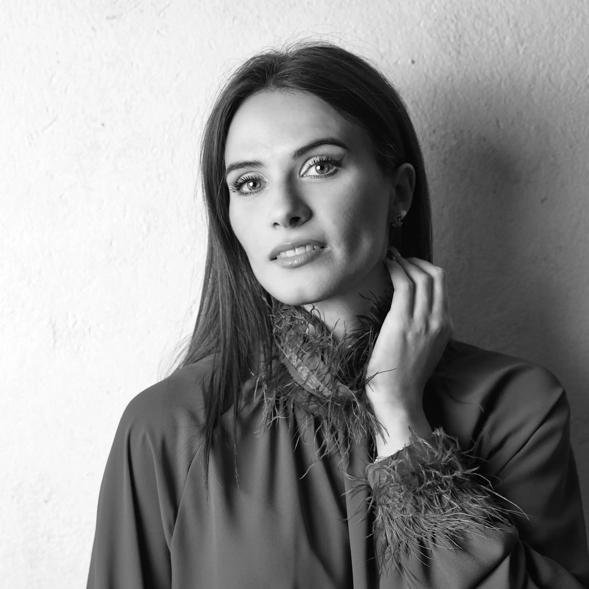 Matteo Franchi Foto - Unpublished, a black and white studio portrait of Michela on white background