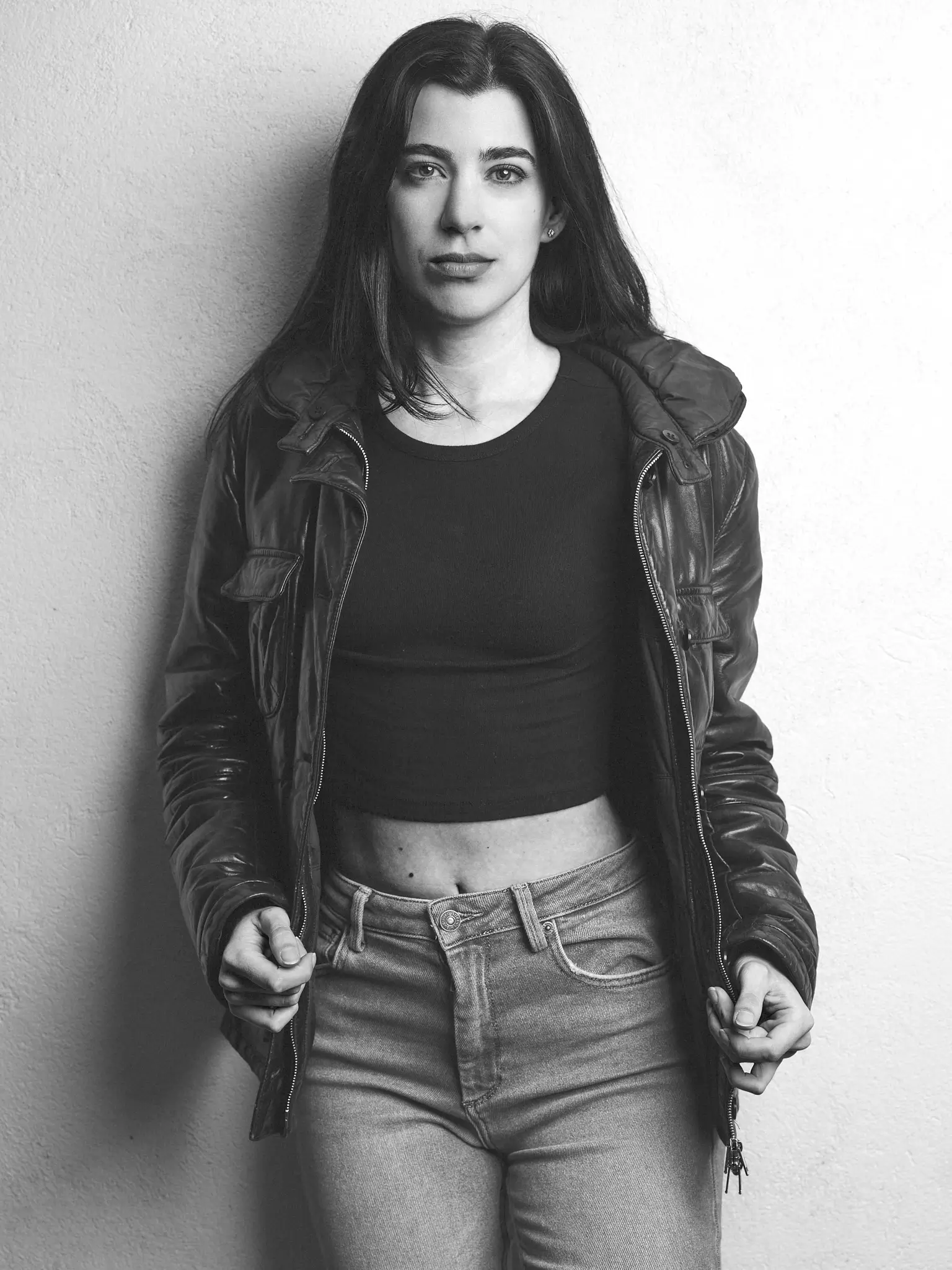 Black and white portrait of Giada wearing a leather jacket - portrait photography with Giada