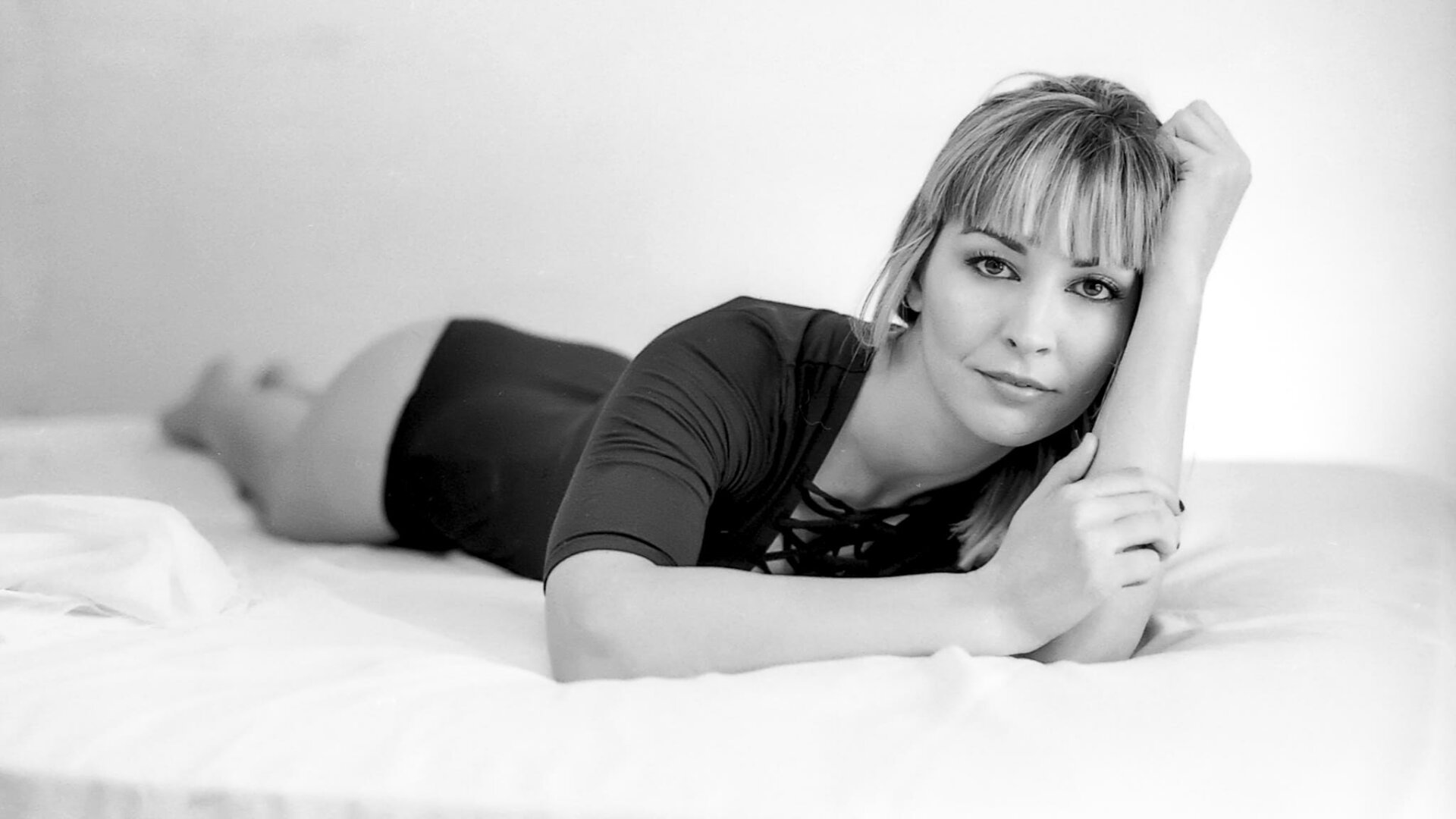 Ritratto boudoir in bianco e nero su film di modella bionda Ritratto boudoir in bianco e nero su film di modella bionda