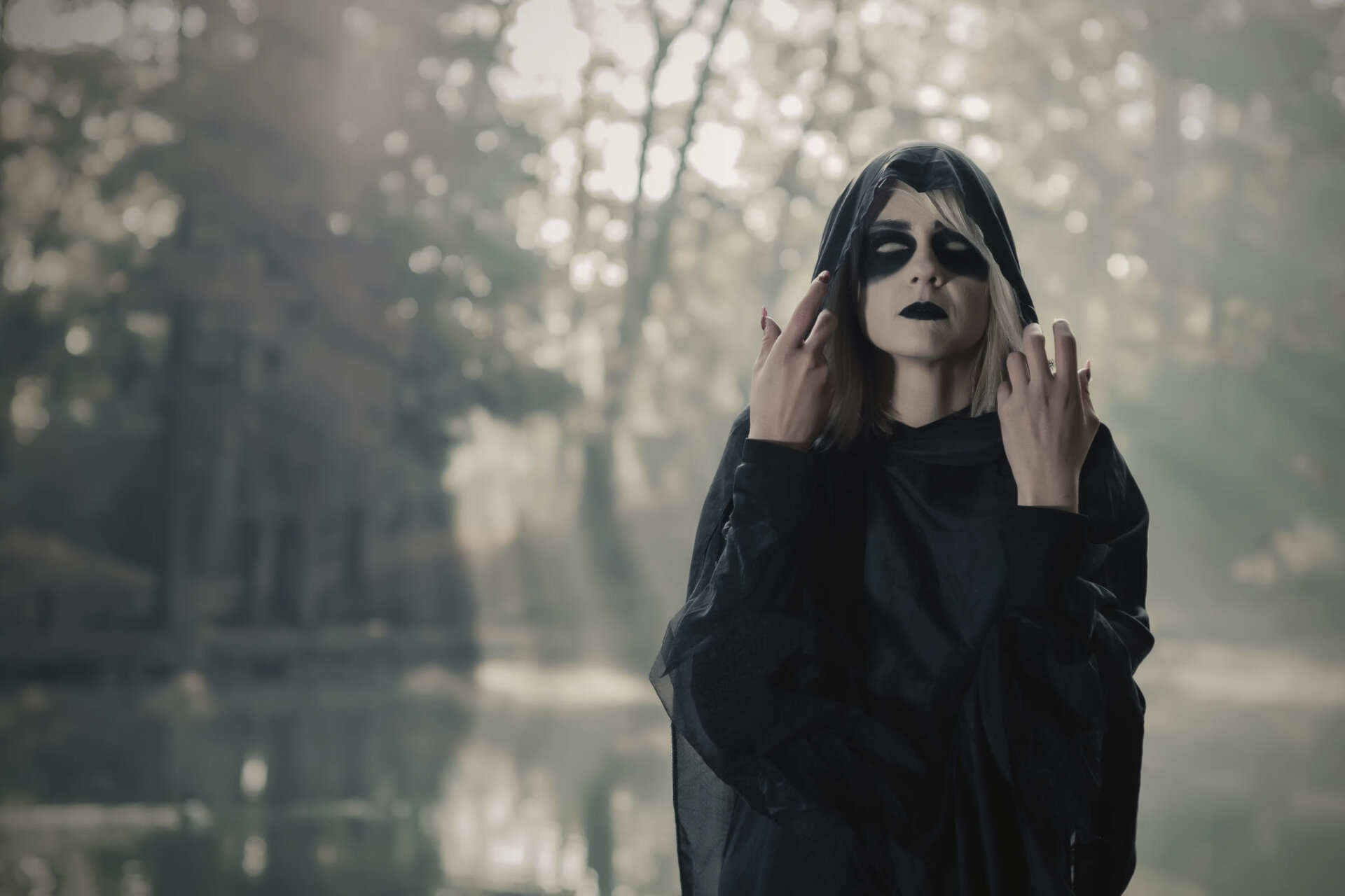 Ritratto di modella a tema Halloween con make-up da strega malvagia Ritratto di modella a tema Halloween con make-up da strega malvagia