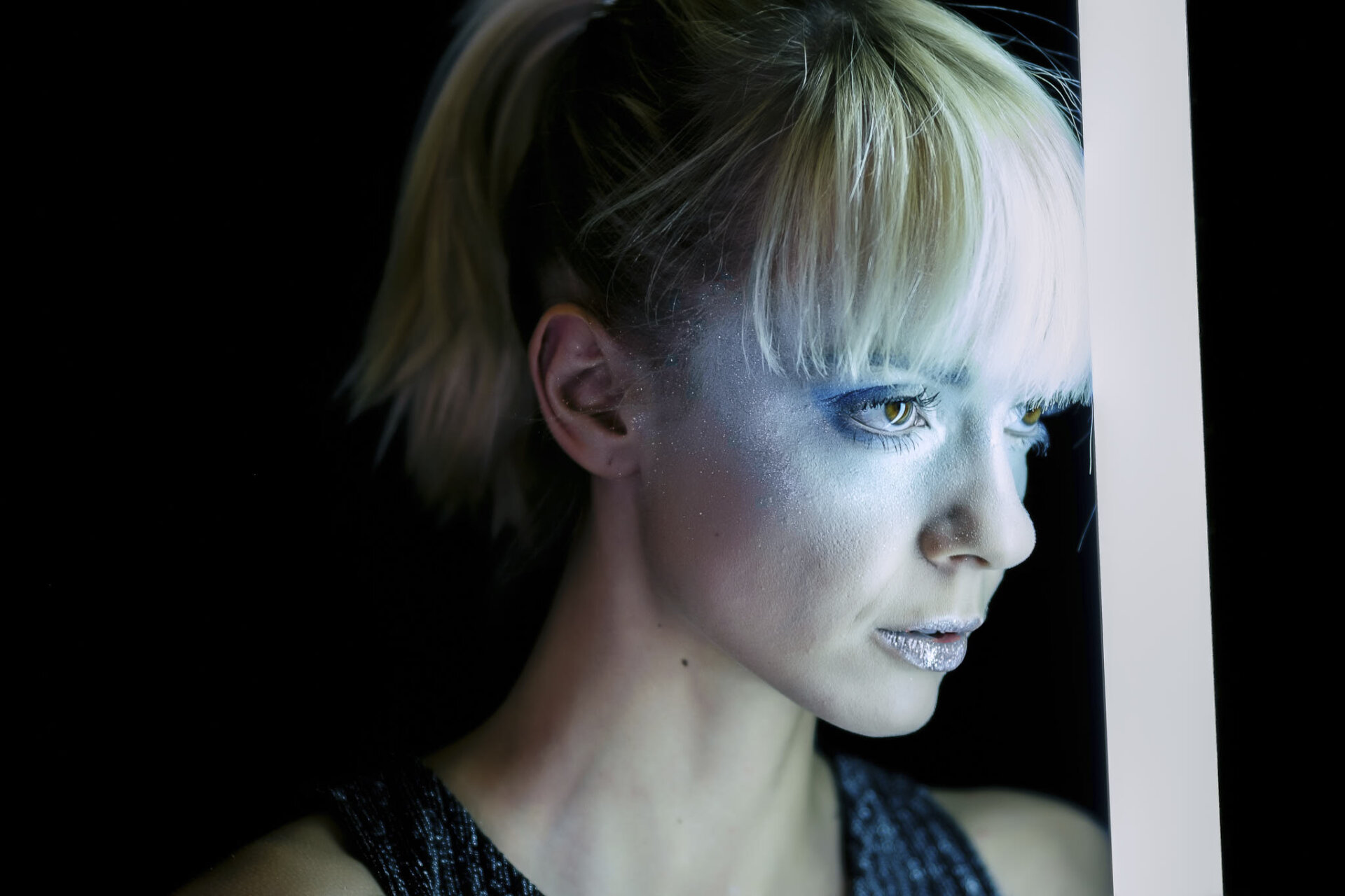 Ritratto di modella con makeup futuristico e luce a tubo neon Ritratto di modella con make-up futuristico e luce a tubo neon