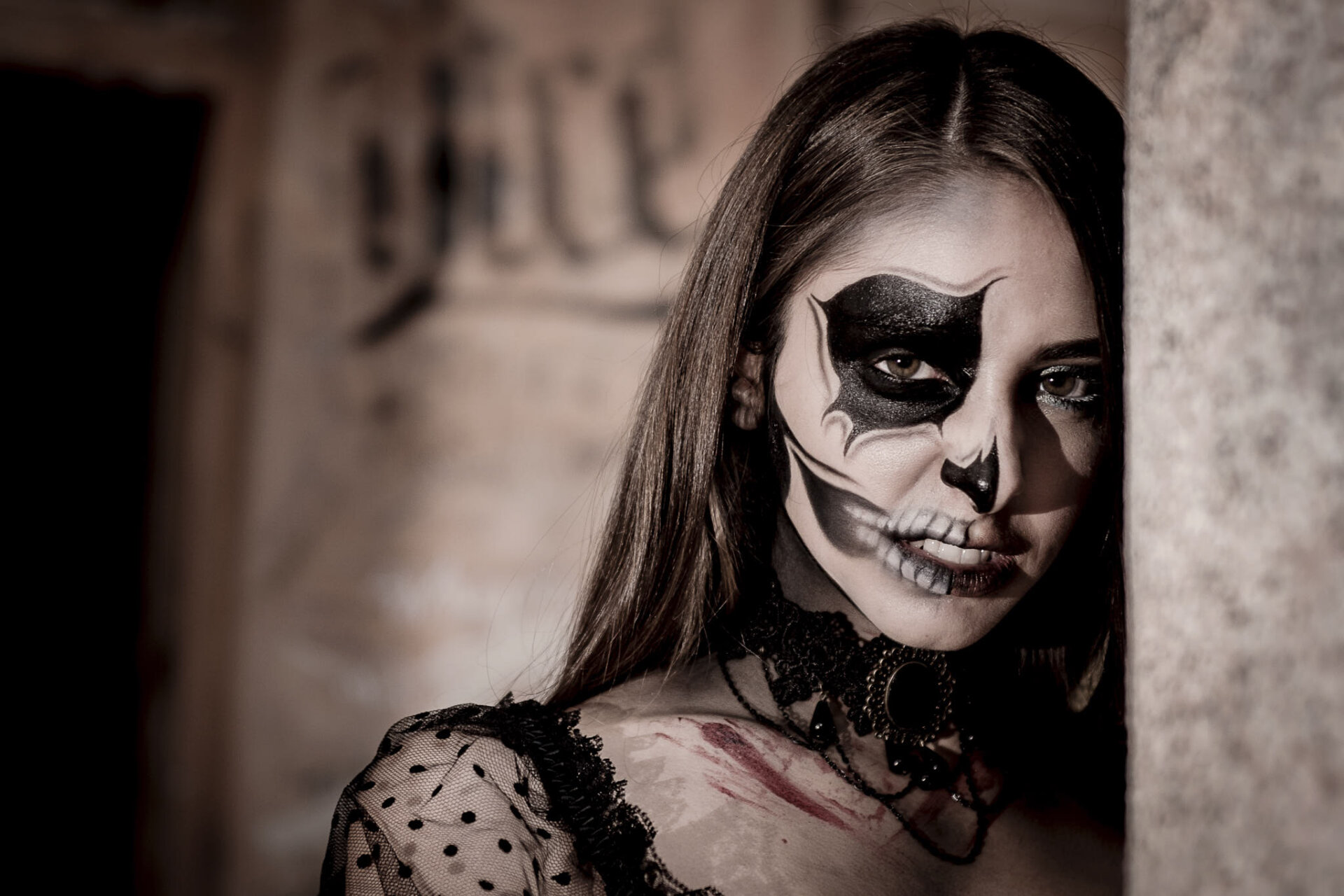 Ritratto di modella a tema Halloween con make-up da teschio Ritratto di modella a tema Halloween con make-up da teschio