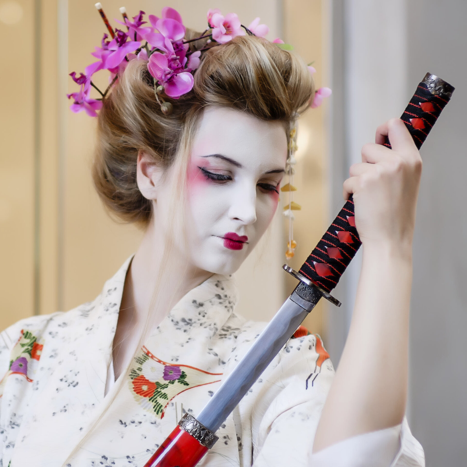 Ritratto di modella in abiti e make-up ispirati al Giappone Ritratto di modella in abiti e make-up ispirati al Giappone