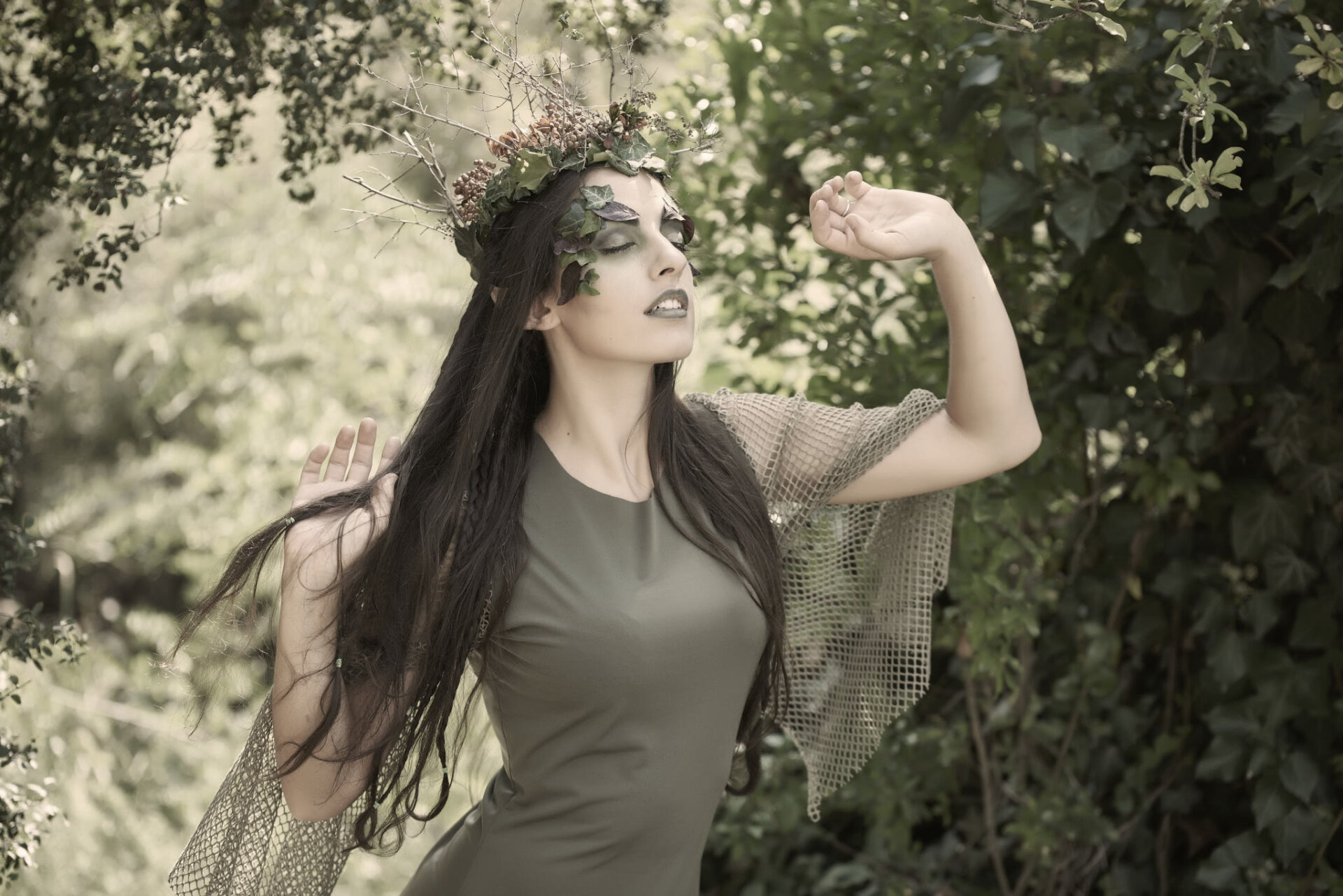 Ritratto fantasy di modella in abito e make-up da elfo Ritratto fantasy di modella in abito e make-up da elfo