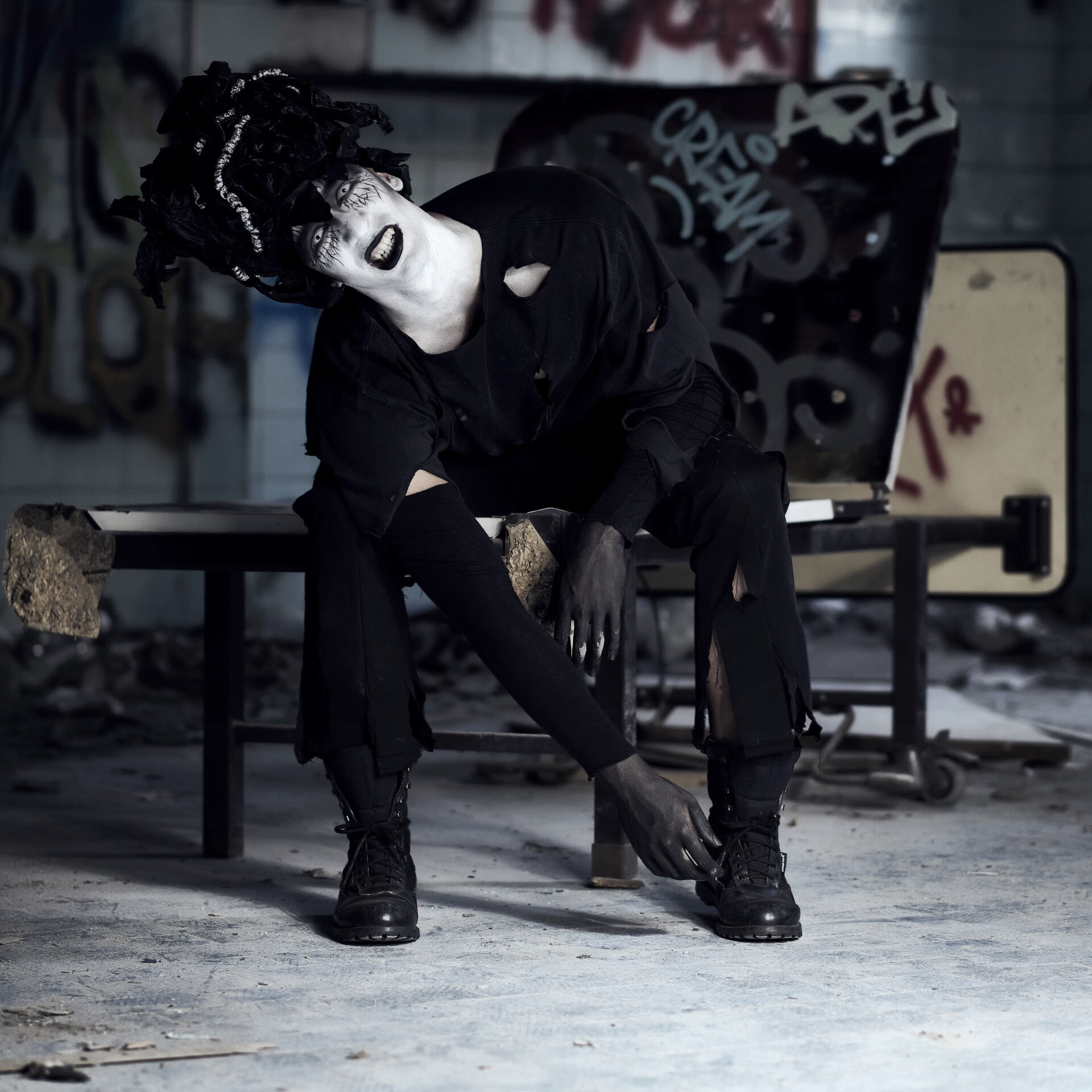 Ritratto di modello a tema Halloween con make-up da mostro Ritratto di modello a tema Halloween con make-up da mostro