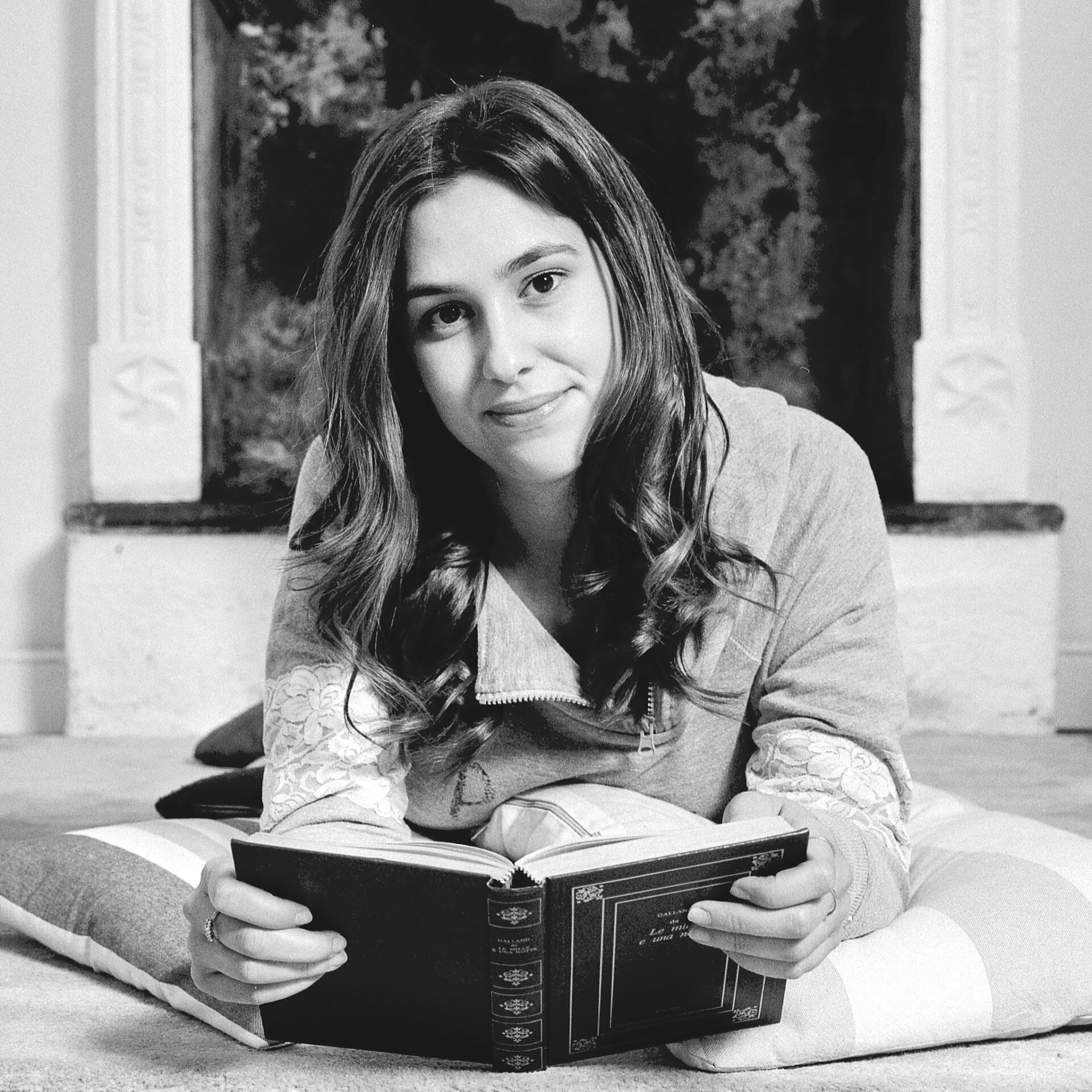 Ritratto in bianco e nero su film di modella in abbigliamento casalingo con libro Ritratto in bianco e nero su film di modella in abbigliamento casalingo con libro
