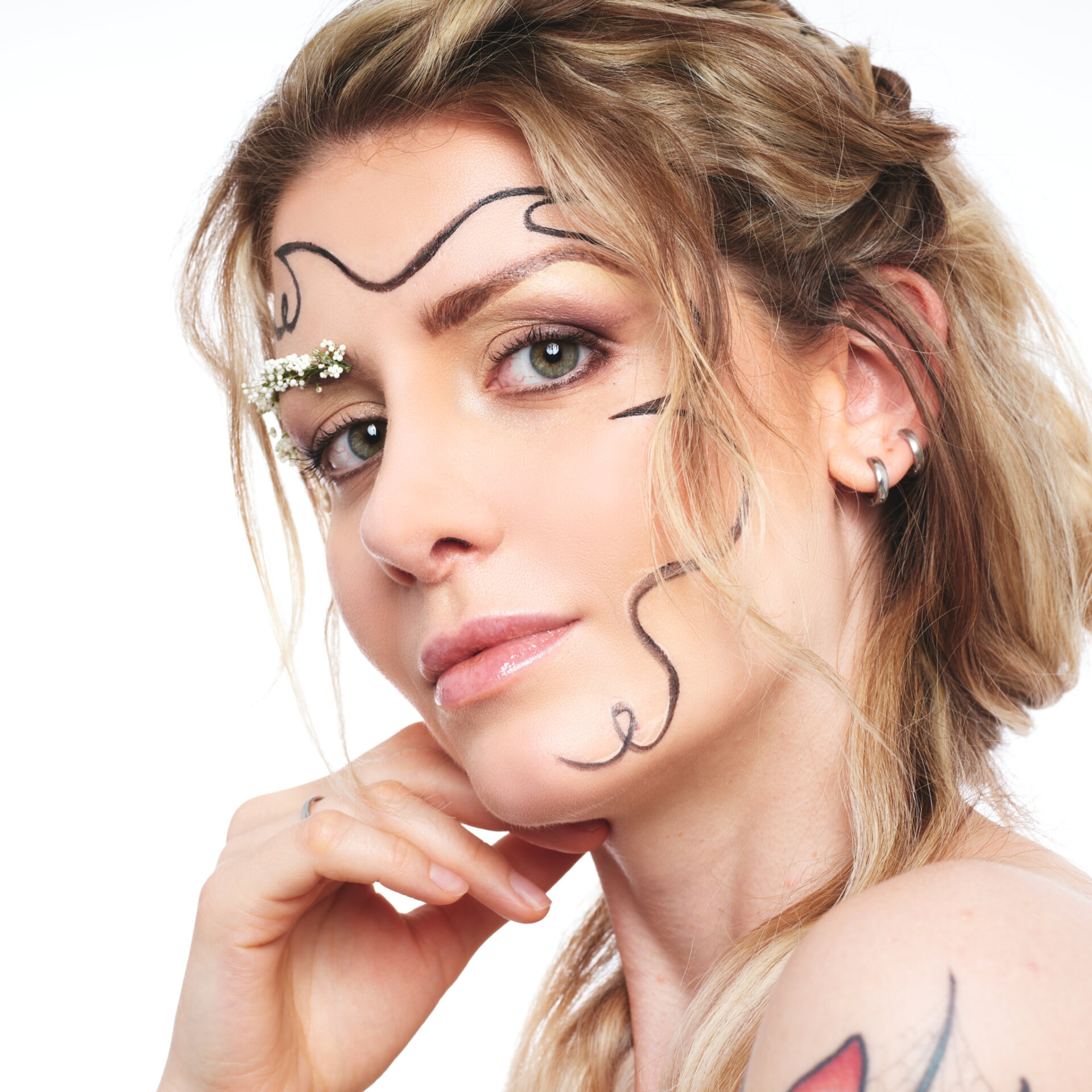Ritratto beauty di modella con makeup floreale e tratti a matita